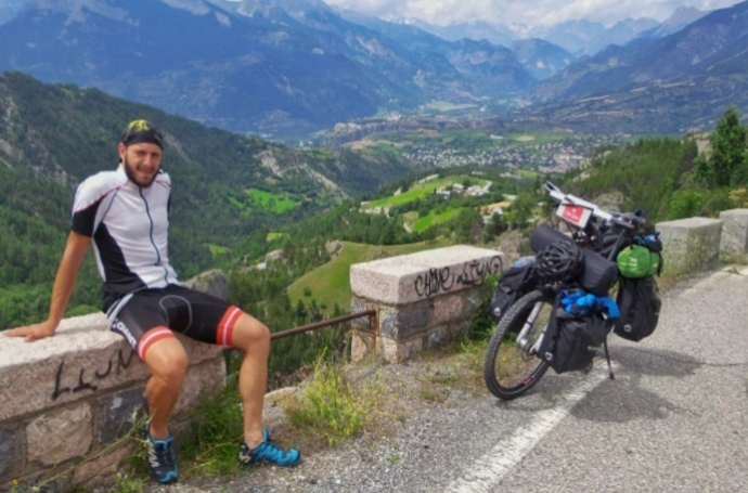 Together We Can: A Croatian Cyclist&#039;s Humanitarian Ride from London to Istanbul