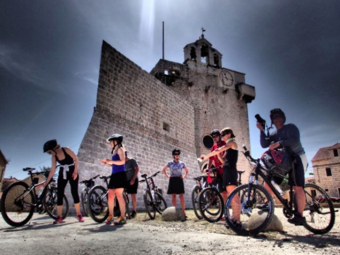 Cycling, Lunch &amp; Wine Tasting at UNESCO Protected Field